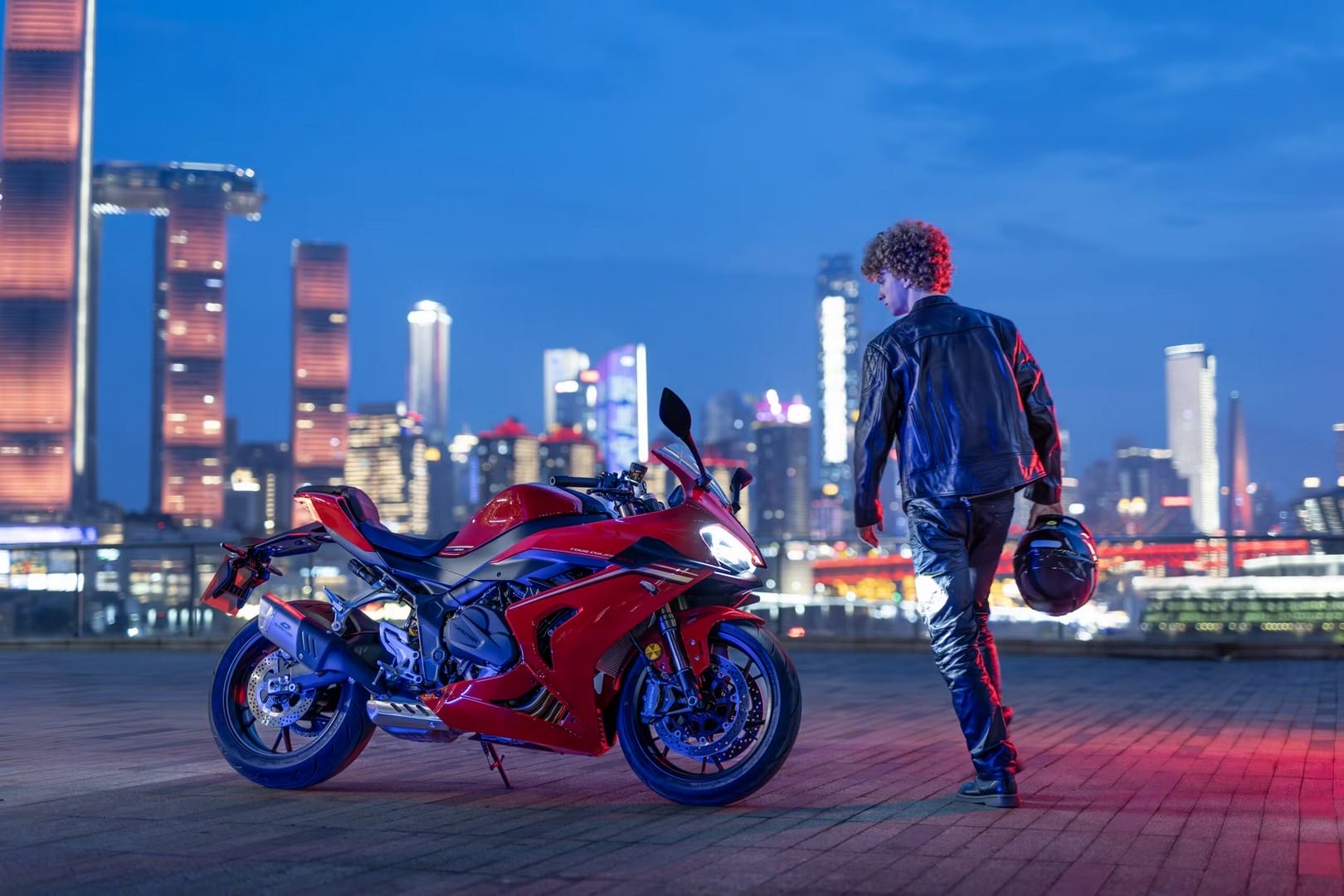 EICMA QJMotor SRK 800 RR Motorradreporter